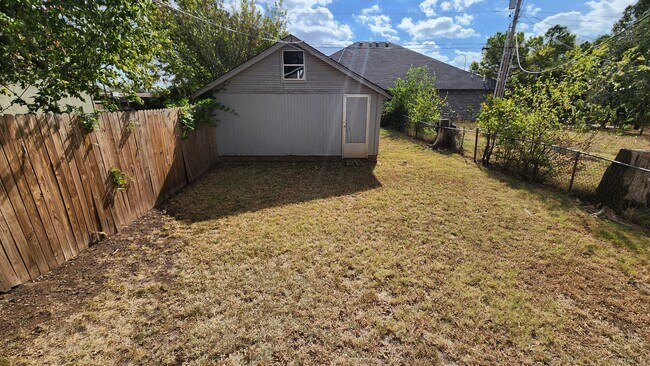 Building Photo - Remodeled 2 bedroom, 1 bathroom house with...