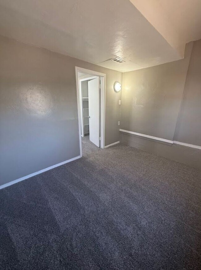 Building Photo - Charming 4 Bedroom House!