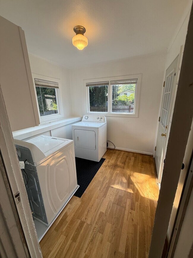 Building Photo - Unique 2-Story Home in Desirable Camas Area!