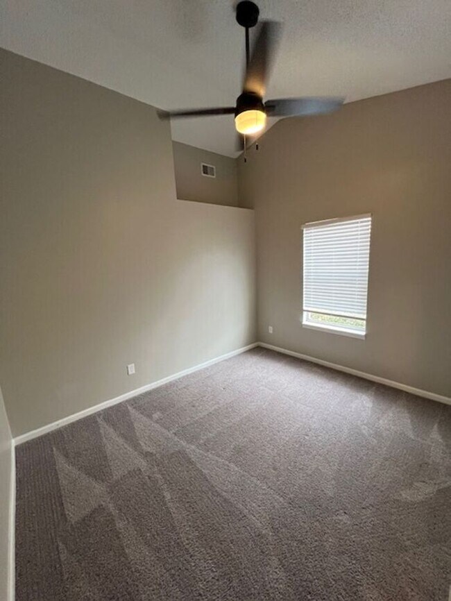 Building Photo - 3 Bedroom Updated Single Family Home