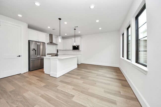 Building Photo - 12010 Royal Oaks Banner Wy