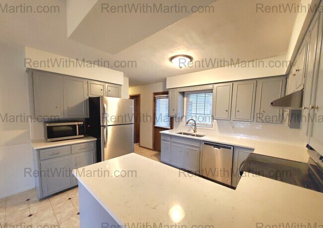 Building Photo - FOR RENT- lovely ranch home near amusement...