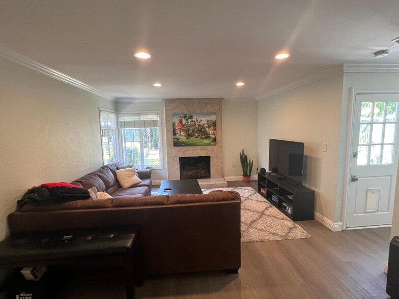 Living room - 1845 Anaheim Ave