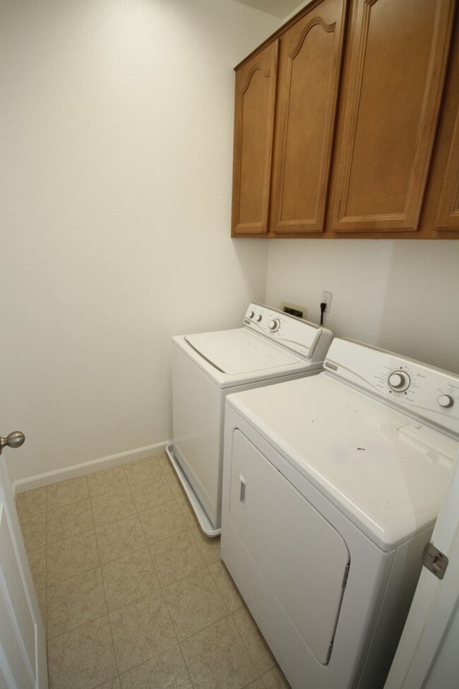 Building Photo - 3BR|2.5BA Condominum 1495SF with 2 car garage!