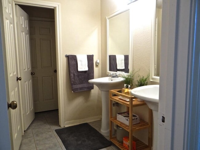 Building Photo - 5718 Val Verde St