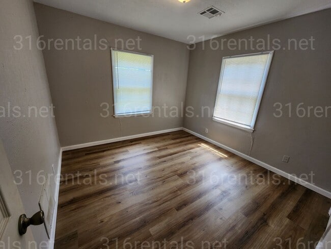 Building Photo - $995 - 3 bedroom / 1 bathroom - Single Fam...