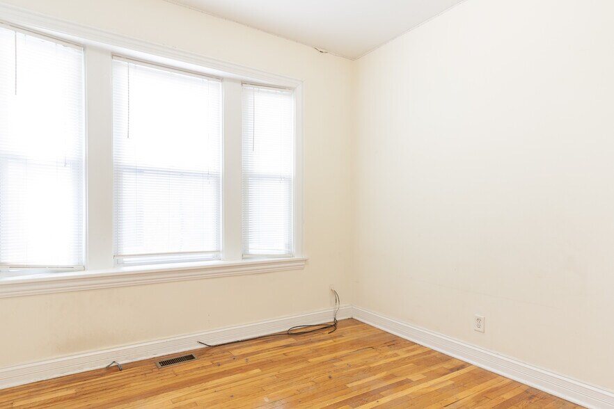 Building Photo - 3814 N Sheffield Ave