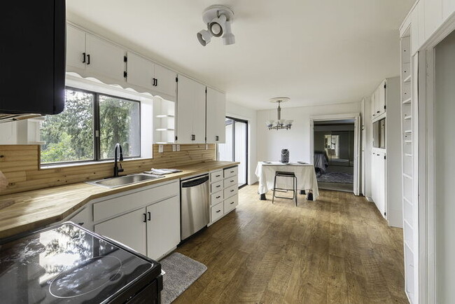 Building Photo - BEAUTIFUL CABIN STYLE HOME ACROSS FROM SIL...
