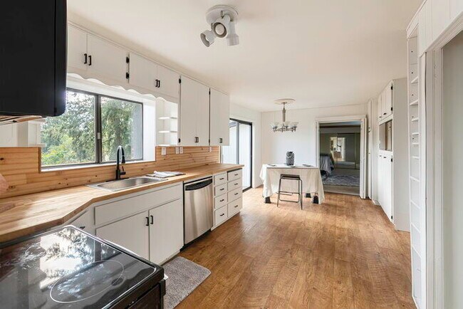 Building Photo - BEAUTIFUL CABIN STYLE HOME ACROSS FROM SILVER LAKE