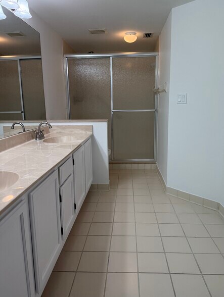 Master bathrooom - 9836 Luna Cir