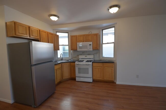 Building Photo - 211 Duncan Ave