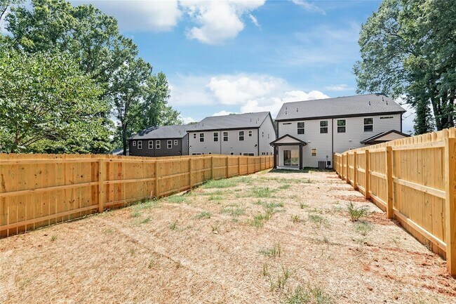 Building Photo - 2011 Wilson Ave