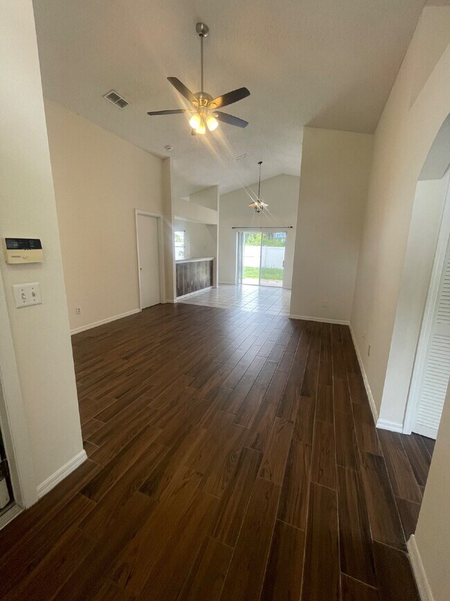 Building Photo - 4 Bedroom, 2 Bathroom Home in St. Cloud - Spacious 1612 Sq Ft