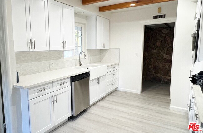Building Photo - 22111 Independencia St