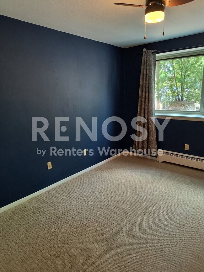 Building Photo - Available June 10th 2 Bedroom 1 Bath Condo in Minneapolis