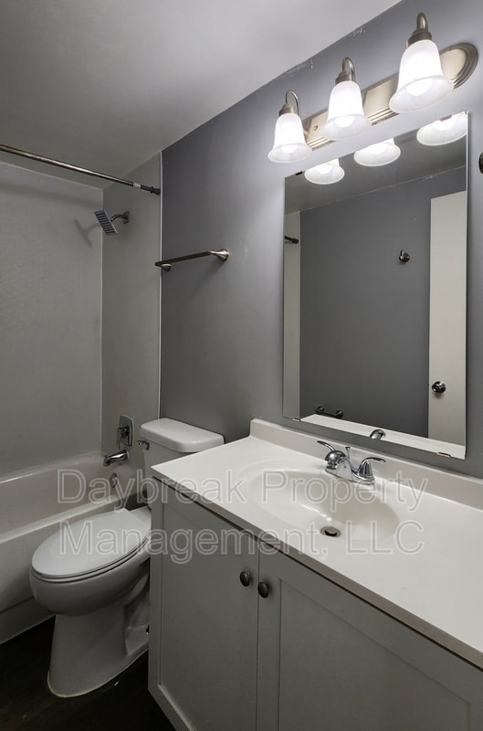 Building Photo - 811 7th Ave N