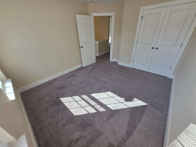 Building Photo - "Charming Kernersville Townhouse: Spacious 3-Bedroom Retreat with 2.5 Baths on Eastfall Street!"