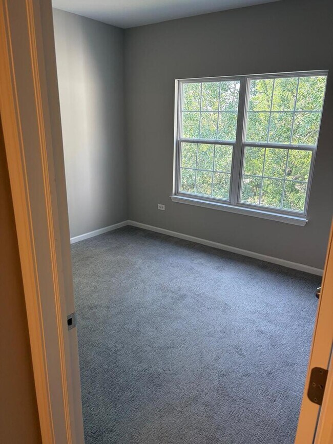 Building Photo - 3243 Stratford Ct