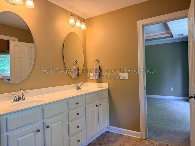 Building Photo - 616 Lake Artesia Ln
