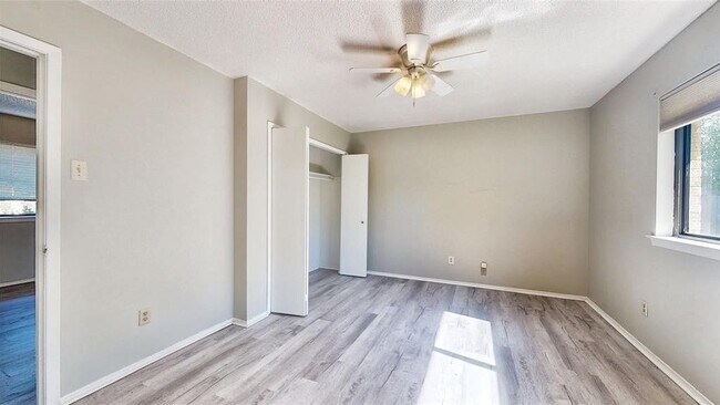 Building Photo - 1008 Wake Dr