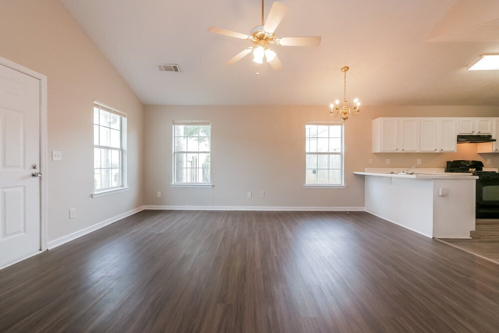 Building Photo - 521 Lakecourt Dr