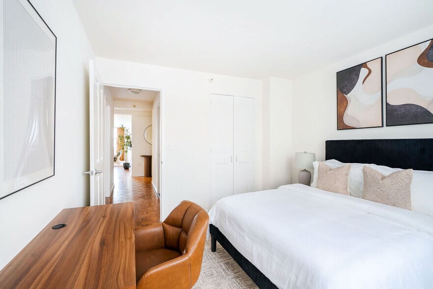 Building Photo - 350 W 43rd St