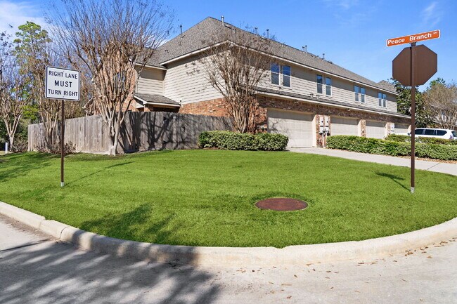 Building Photo - Exceptionally well-maintained Sterling Ridge Townhome boasts an array of desirable features!