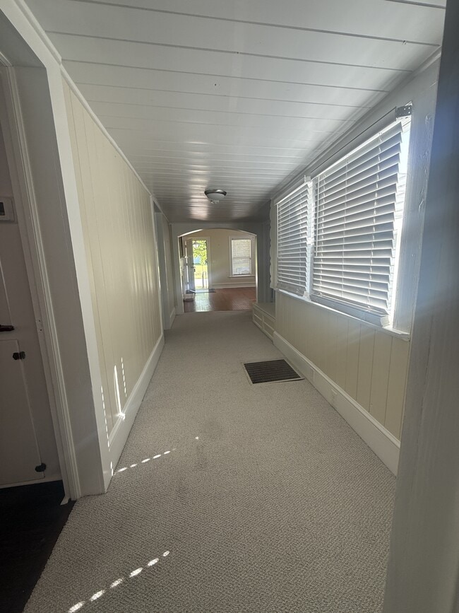 Building Photo - 303 W Parrish Dr