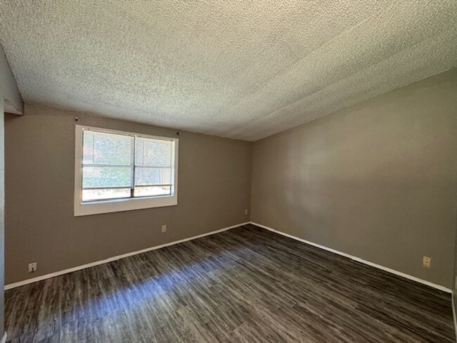 Building Photo - All New Inside, 3 bed 2 bath , no carpet, detached garage and fenced yard in Norman!