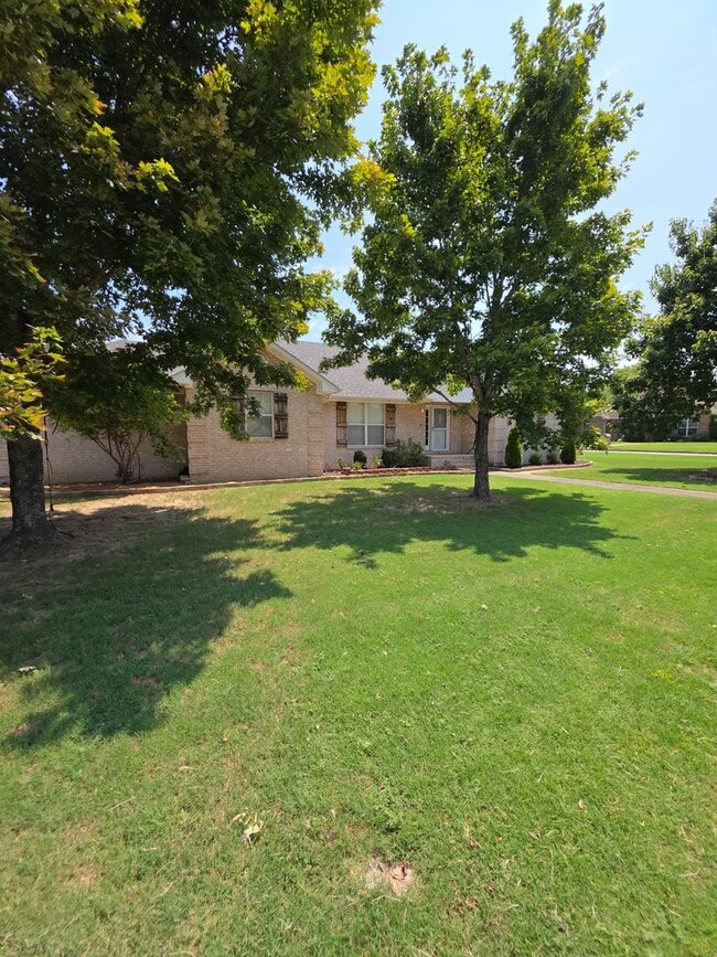 Building Photo - 707 S Waco Ave
