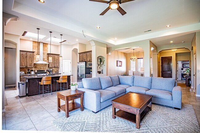 Building Photo - Beautiful 4 bedroom 2.5 bathroom