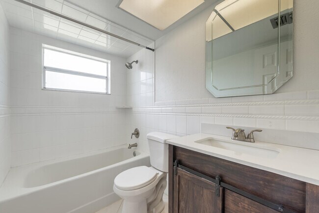 Building Photo - 6143 Tanglewood Dr NE