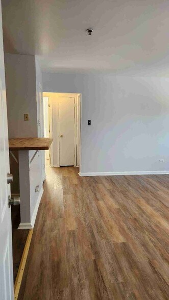 Building Photo - 4117-4123 Lindenwood Dr
