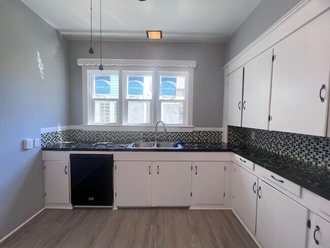 Building Photo - Large Single Family Five Bedroom Home!