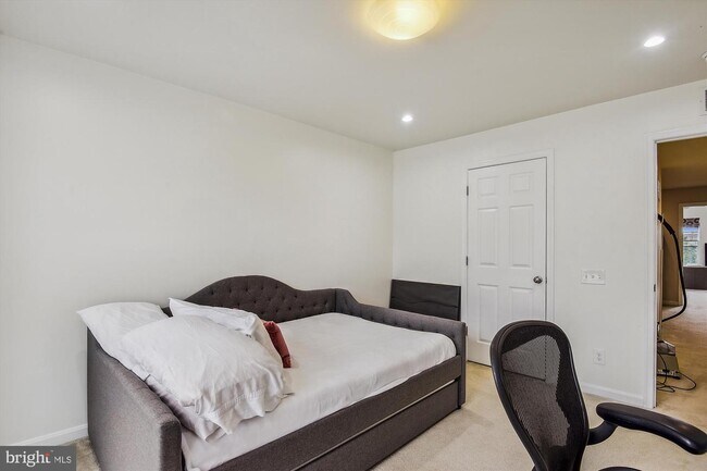 Building Photo - 3028 Rittenhouse Cir