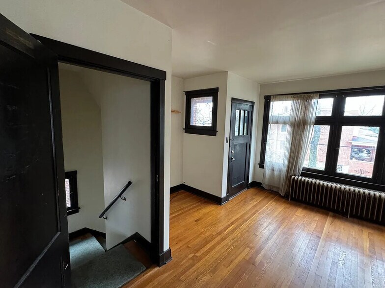 Building Photo - 1046 E End Ave