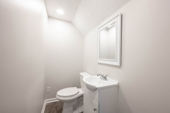 Building Photo - "Spacious 4-Bedroom Gem with 2 Full Baths ...