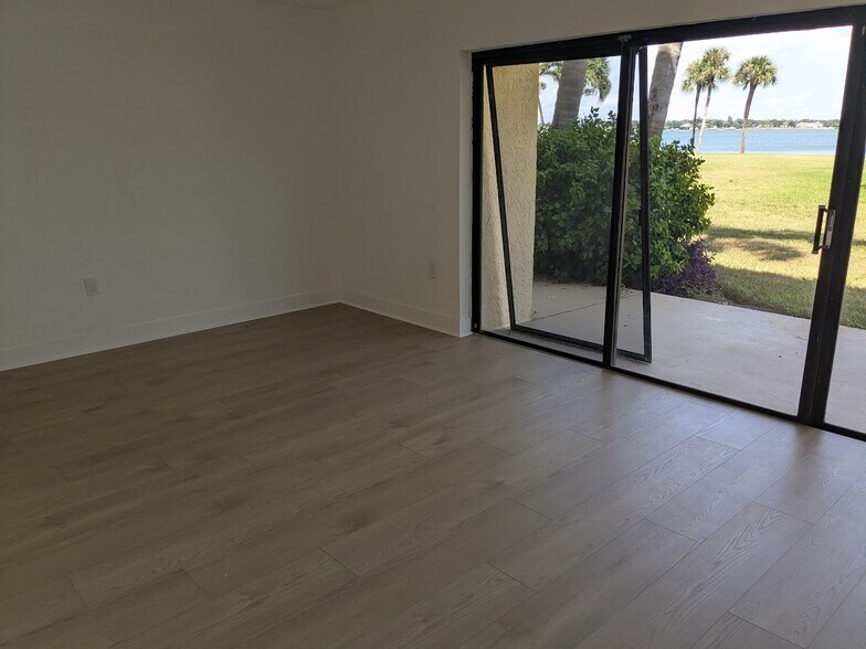Building Photo - 2 Bed/2 Bath - Unit P8