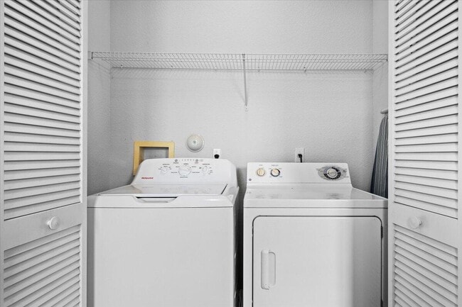 Building Photo - 647 Castle Dr