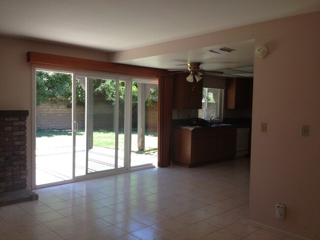 Building Photo - Large 4BR 3BA Family Home in Canoga Park