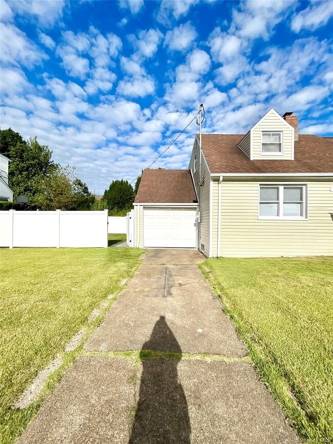 Building Photo - 745 S Oyster Bay Rd
