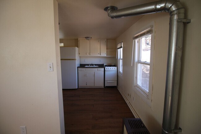 Building Photo - 831 Midland Ave