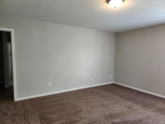 Building Photo - Quaint 4-Bedroom Home