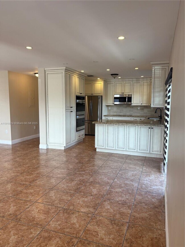 Building Photo - 819 E 26th St