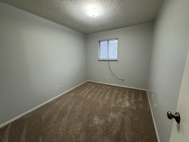 Building Photo - WARNING: YOU MAY FALL IN LOVE with this 2 Bed, 1 Bath Apartment!