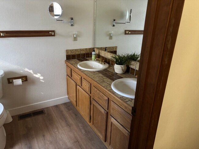 Building Photo - Low Elevation Townhome