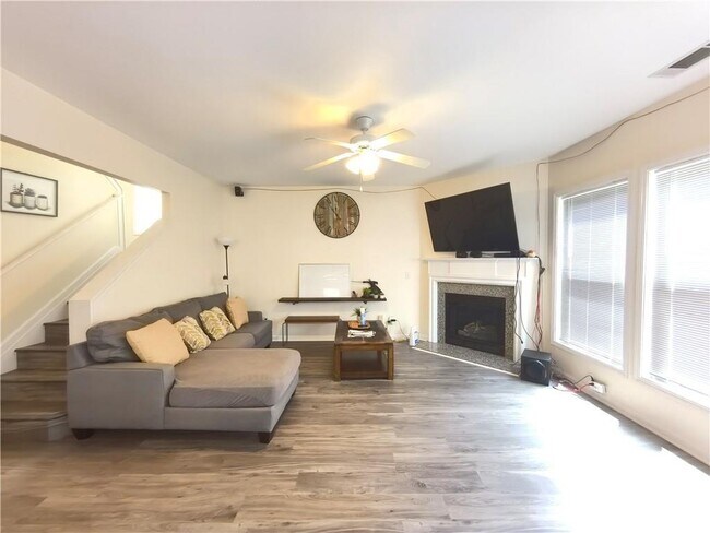 Building Photo - 3362 Briaroak Dr