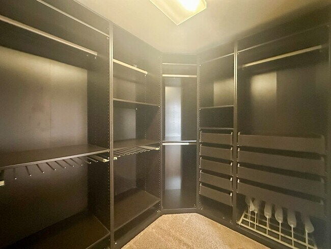 Building Photo - This 4bd home is waiting for you!