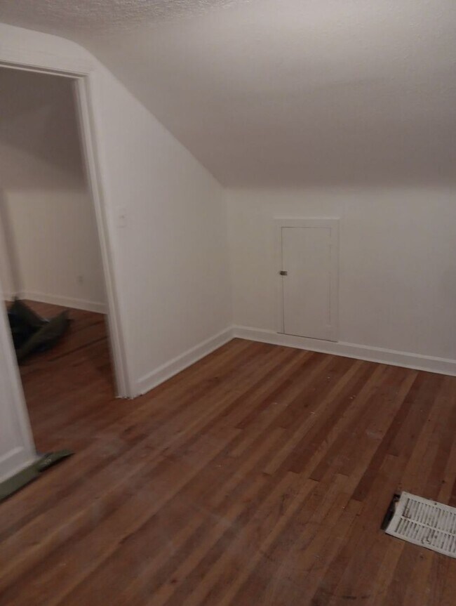 Building Photo - Quaint 3 bedroom home