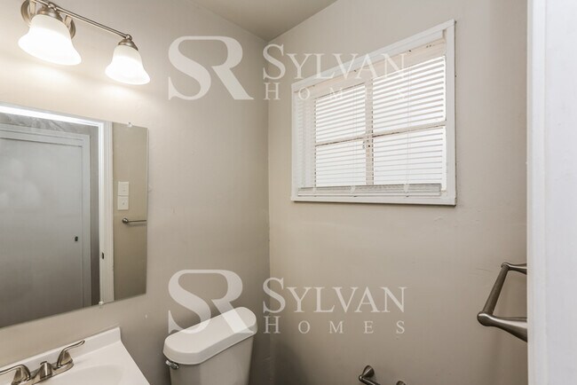 Building Photo - Feel welcome in this well-maintained 3BR 2BA